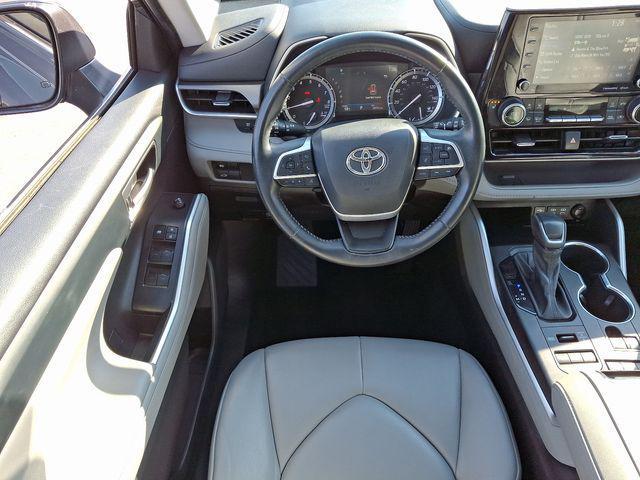 used 2022 Toyota Highlander car, priced at $34,500