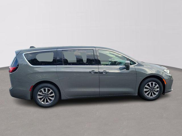 used 2022 Chrysler Pacifica Hybrid car, priced at $19,100