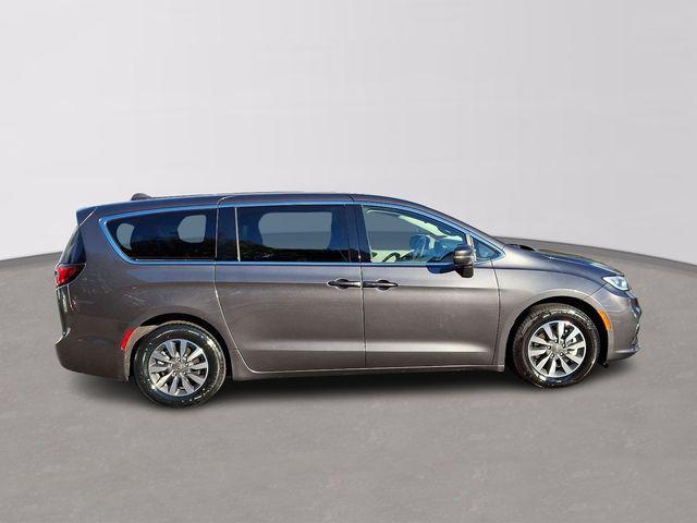 used 2022 Chrysler Pacifica Hybrid car, priced at $19,100