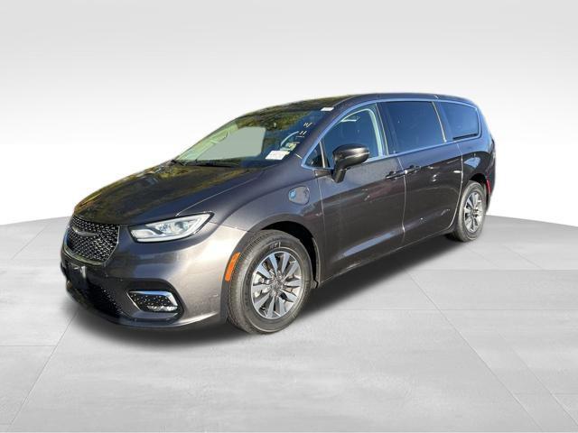 used 2022 Chrysler Pacifica Hybrid car, priced at $19,100