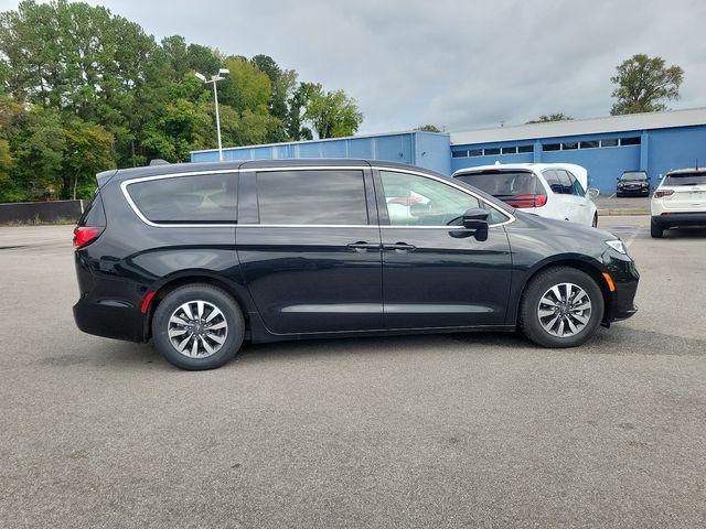 used 2022 Chrysler Pacifica Hybrid car, priced at $19,000