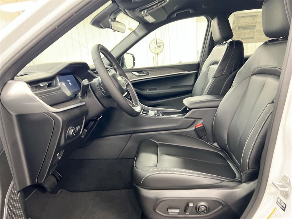 new 2025 Jeep Grand Cherokee car, priced at $41,992