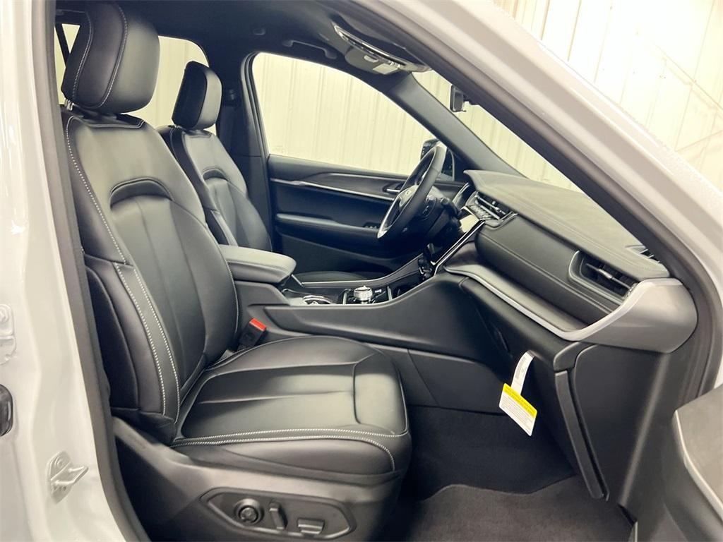 new 2025 Jeep Grand Cherokee car, priced at $41,992
