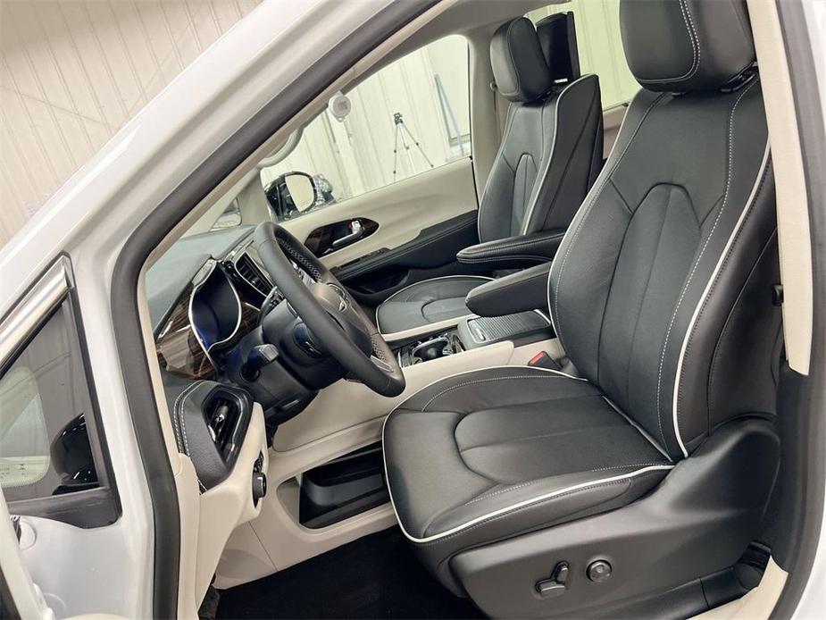 new 2024 Chrysler Pacifica car, priced at $49,737