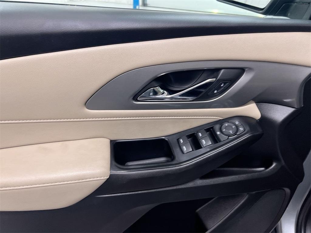 used 2023 Chevrolet Traverse car, priced at $25,987