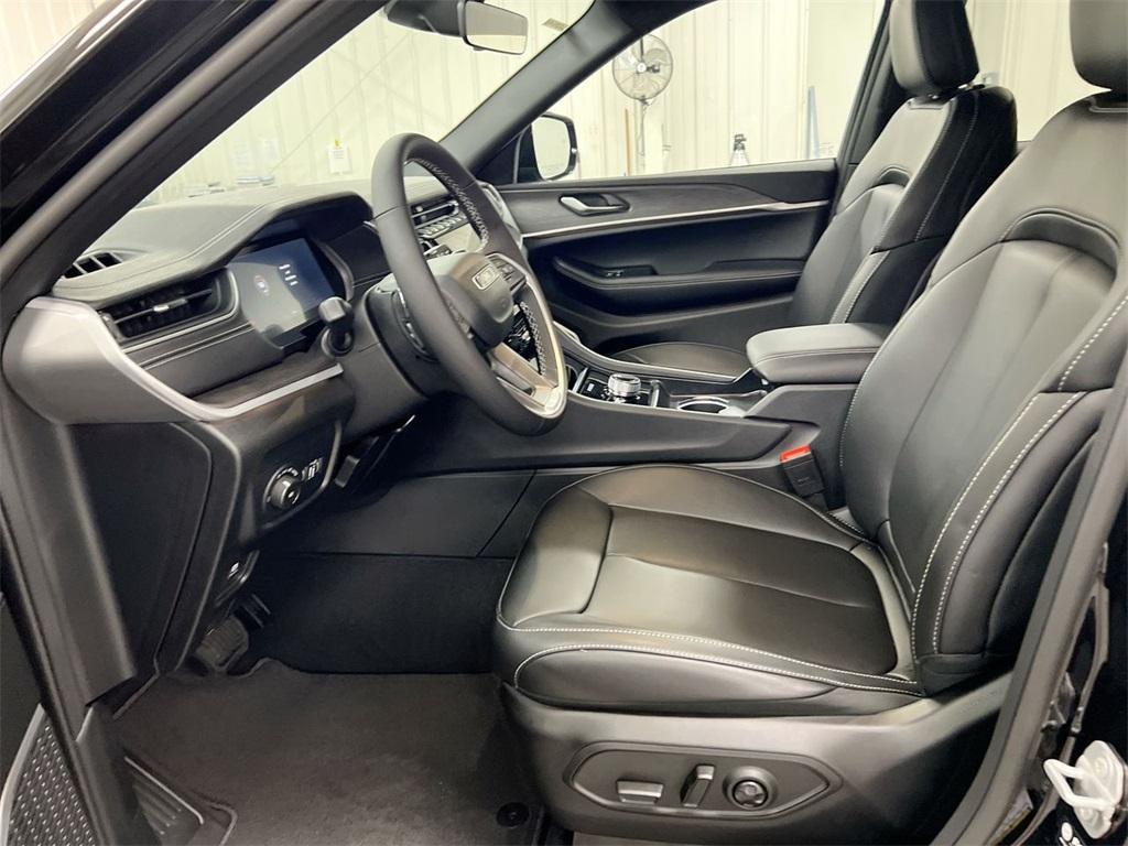 new 2025 Jeep Grand Cherokee car, priced at $43,192
