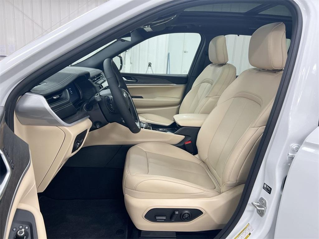 new 2025 Jeep Grand Cherokee car, priced at $49,341