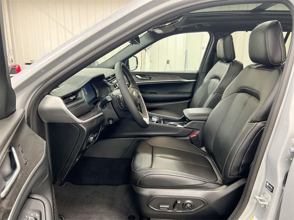 new 2025 Jeep Grand Cherokee car, priced at $47,932