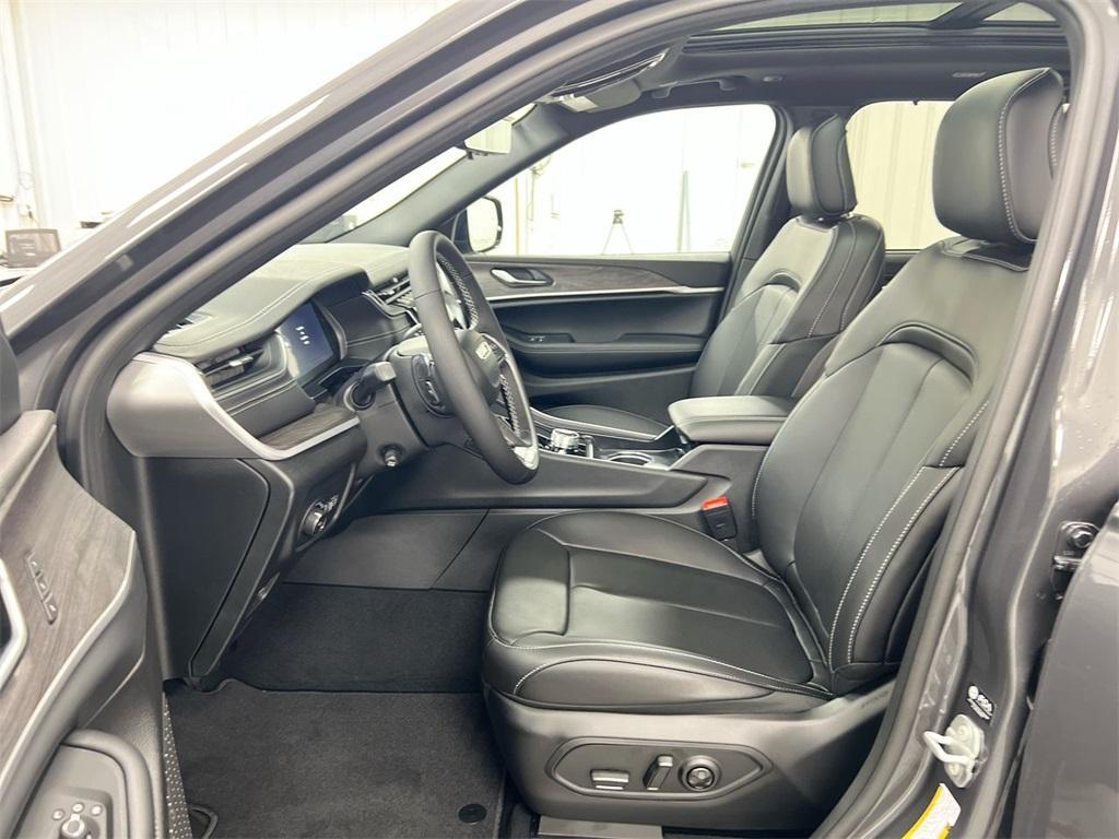 new 2025 Jeep Grand Cherokee car, priced at $48,500