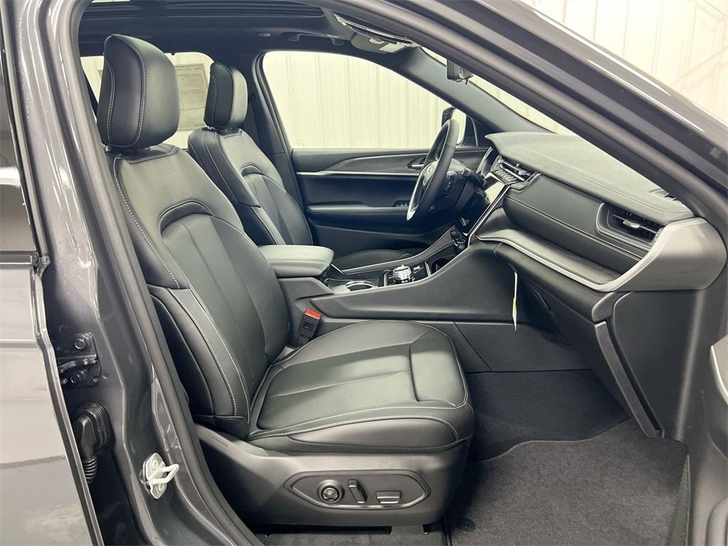 new 2025 Jeep Grand Cherokee car, priced at $48,500