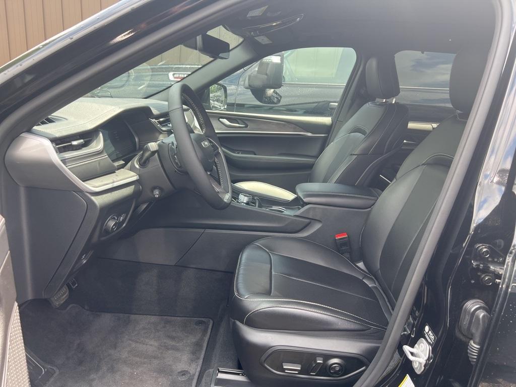 new 2025 Jeep Grand Cherokee car, priced at $43,250