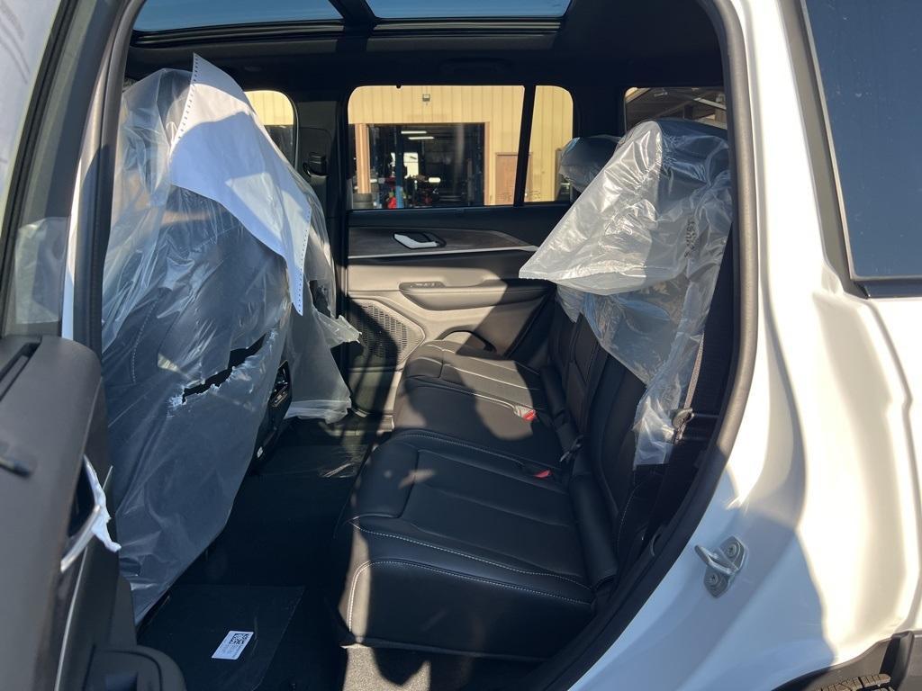 new 2025 Jeep Grand Cherokee car, priced at $45,562
