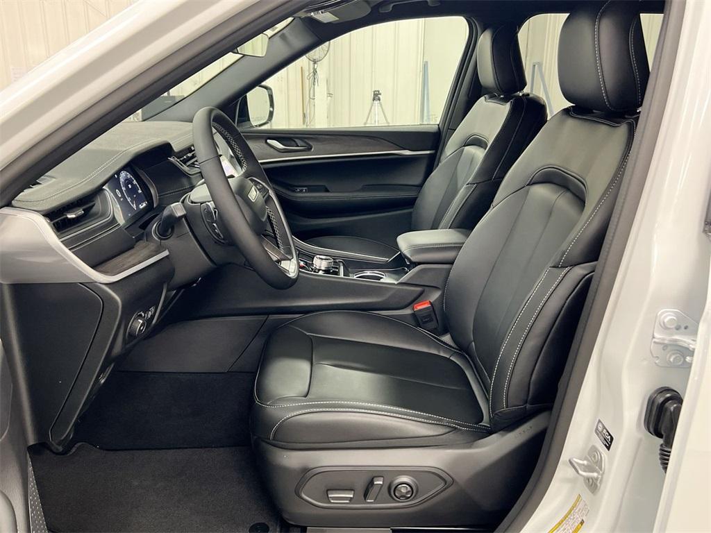 new 2025 Jeep Grand Cherokee car, priced at $40,622