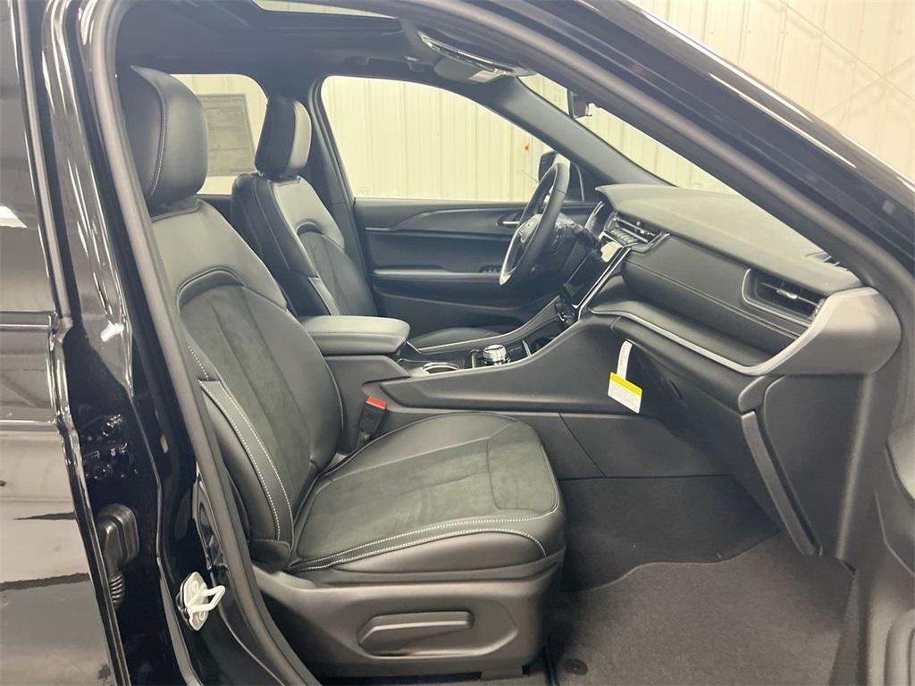 new 2025 Jeep Grand Cherokee car, priced at $39,941