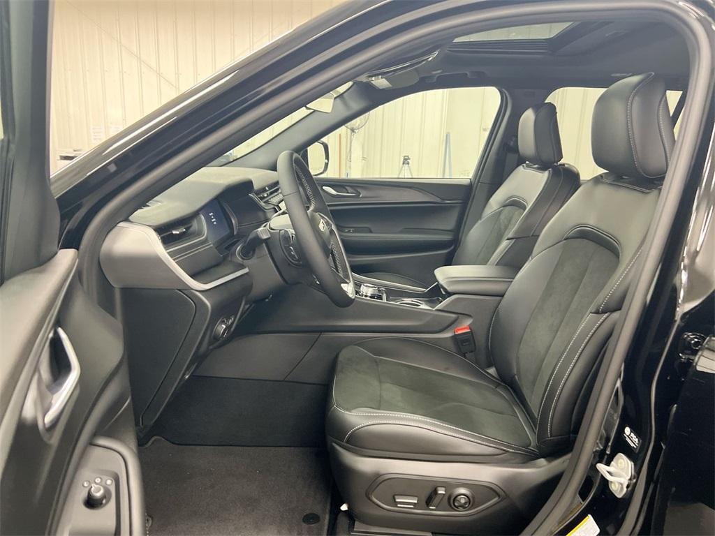 new 2025 Jeep Grand Cherokee car, priced at $39,941
