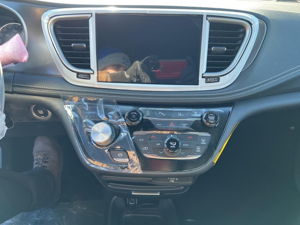 new 2026 Chrysler Pacifica car, priced at $38,998