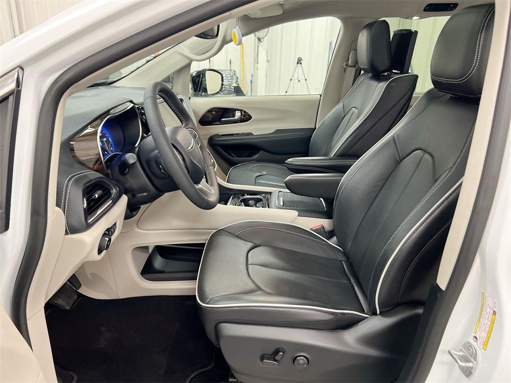 new 2024 Chrysler Pacifica car, priced at $39,722