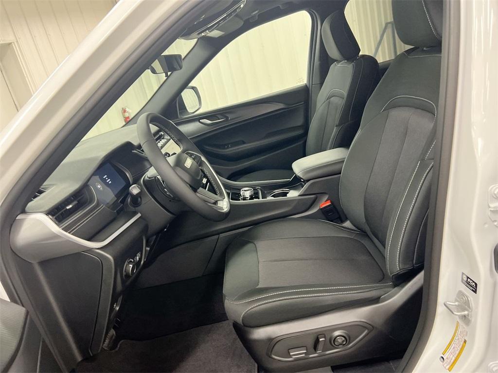 new 2025 Jeep Grand Cherokee car, priced at $37,342