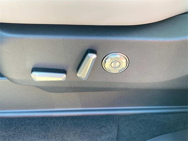 new 2025 Lincoln Navigator car, priced at $104,014