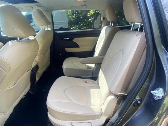 used 2021 Toyota Highlander Hybrid car, priced at $31,086