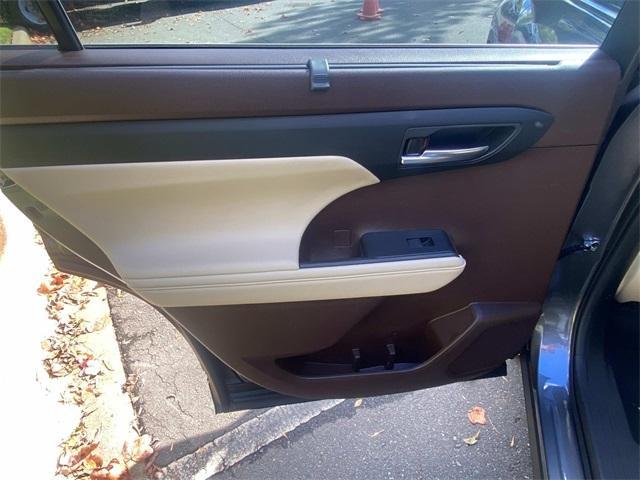 used 2021 Toyota Highlander Hybrid car, priced at $31,086