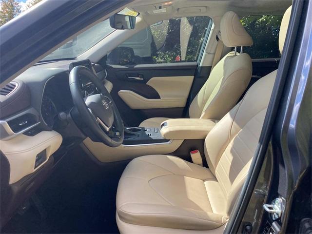 used 2021 Toyota Highlander Hybrid car, priced at $31,086