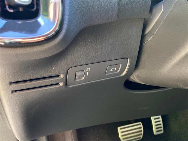 used 2020 Volvo XC40 car, priced at $22,163