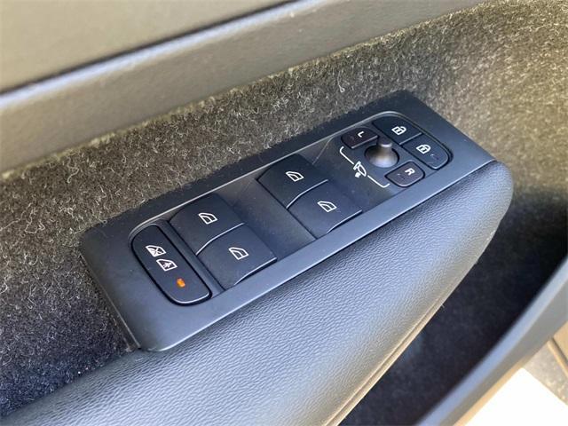 used 2020 Volvo XC40 car, priced at $22,163