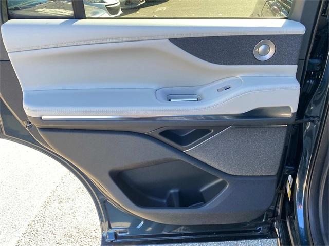 new 2025 Lincoln Navigator car, priced at $105,085