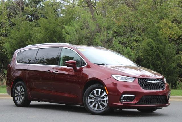 used 2021 Chrysler Pacifica Hybrid car, priced at $23,636