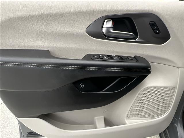 used 2023 Chrysler Pacifica Hybrid car, priced at $25,989