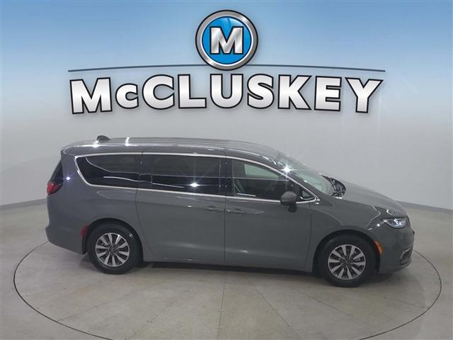 used 2023 Chrysler Pacifica Hybrid car, priced at $25,989