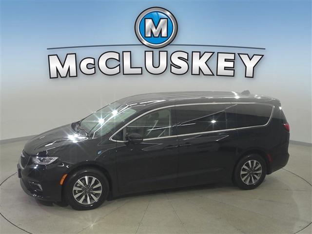 used 2022 Chrysler Pacifica Hybrid car, priced at $24,989