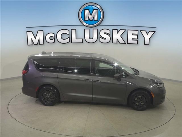 used 2022 Chrysler Pacifica Hybrid car, priced at $26,417