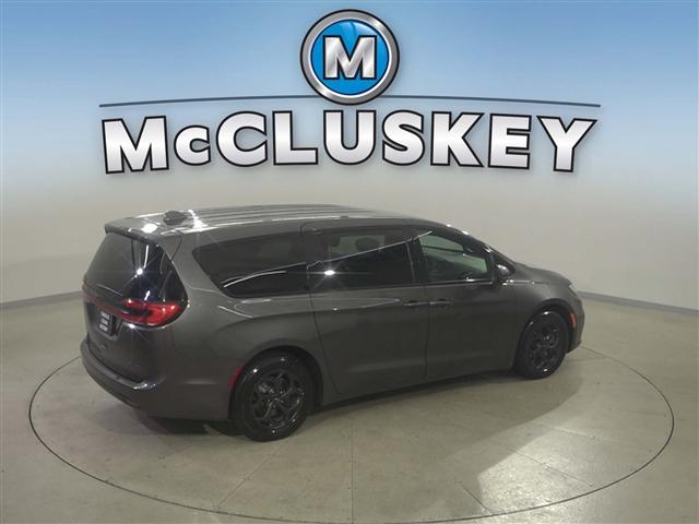 used 2022 Chrysler Pacifica Hybrid car, priced at $26,417
