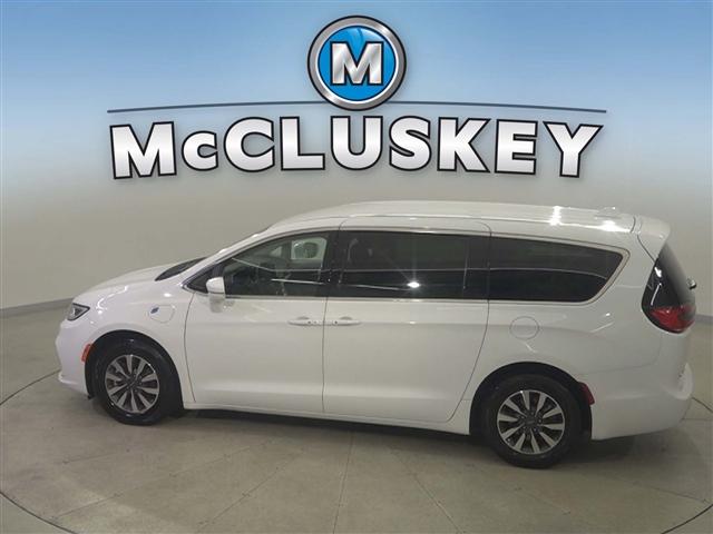 used 2022 Chrysler Pacifica Hybrid car, priced at $25,989