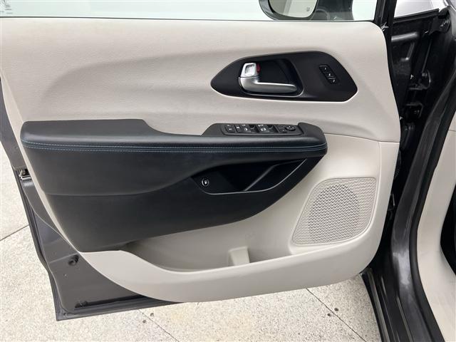 used 2021 Chrysler Pacifica Hybrid car, priced at $24,995