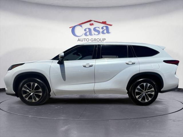 used 2022 Toyota Highlander car, priced at $32,400