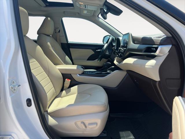 used 2022 Toyota Highlander car, priced at $32,400