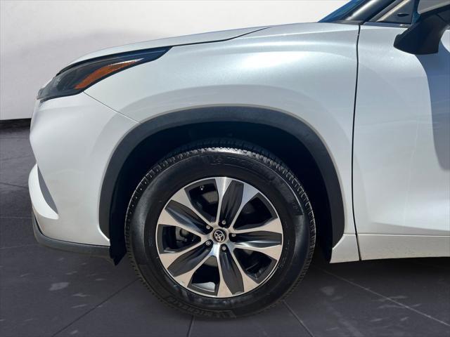 used 2022 Toyota Highlander car, priced at $32,400