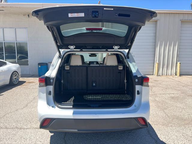 used 2022 Toyota Highlander car, priced at $32,400
