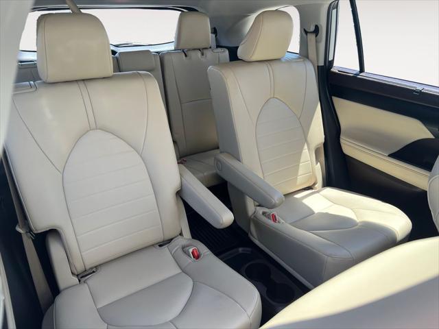 used 2022 Toyota Highlander car, priced at $32,400