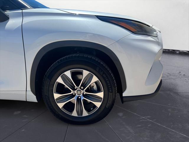 used 2022 Toyota Highlander car, priced at $32,400