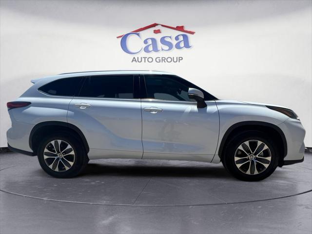 used 2022 Toyota Highlander car, priced at $32,400
