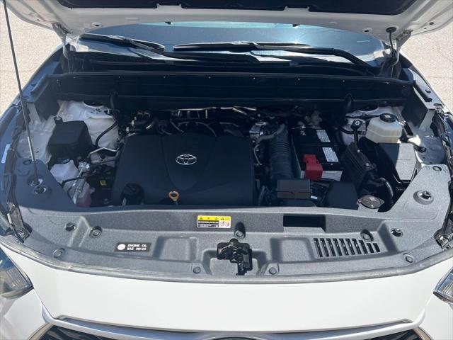 used 2022 Toyota Highlander car, priced at $32,400