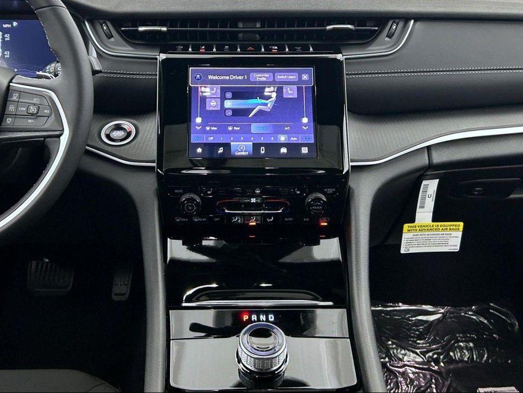 new 2025 Jeep Grand Cherokee car, priced at $39,794
