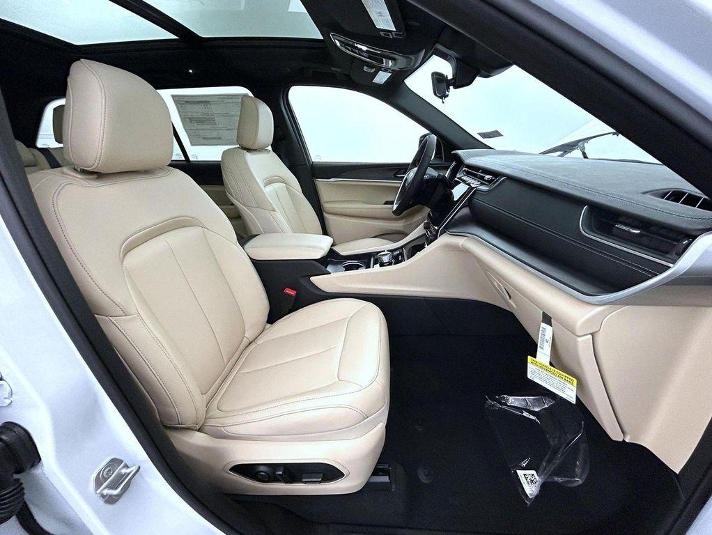 new 2025 Jeep Grand Cherokee car, priced at $43,219