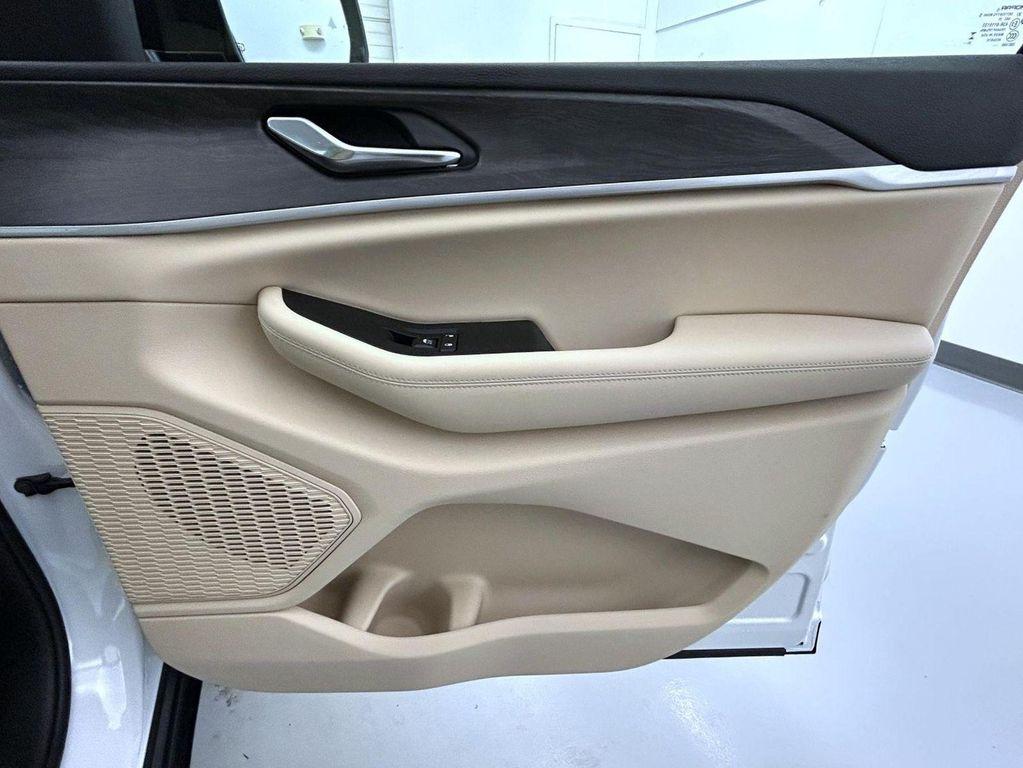 new 2025 Jeep Grand Cherokee car, priced at $43,219