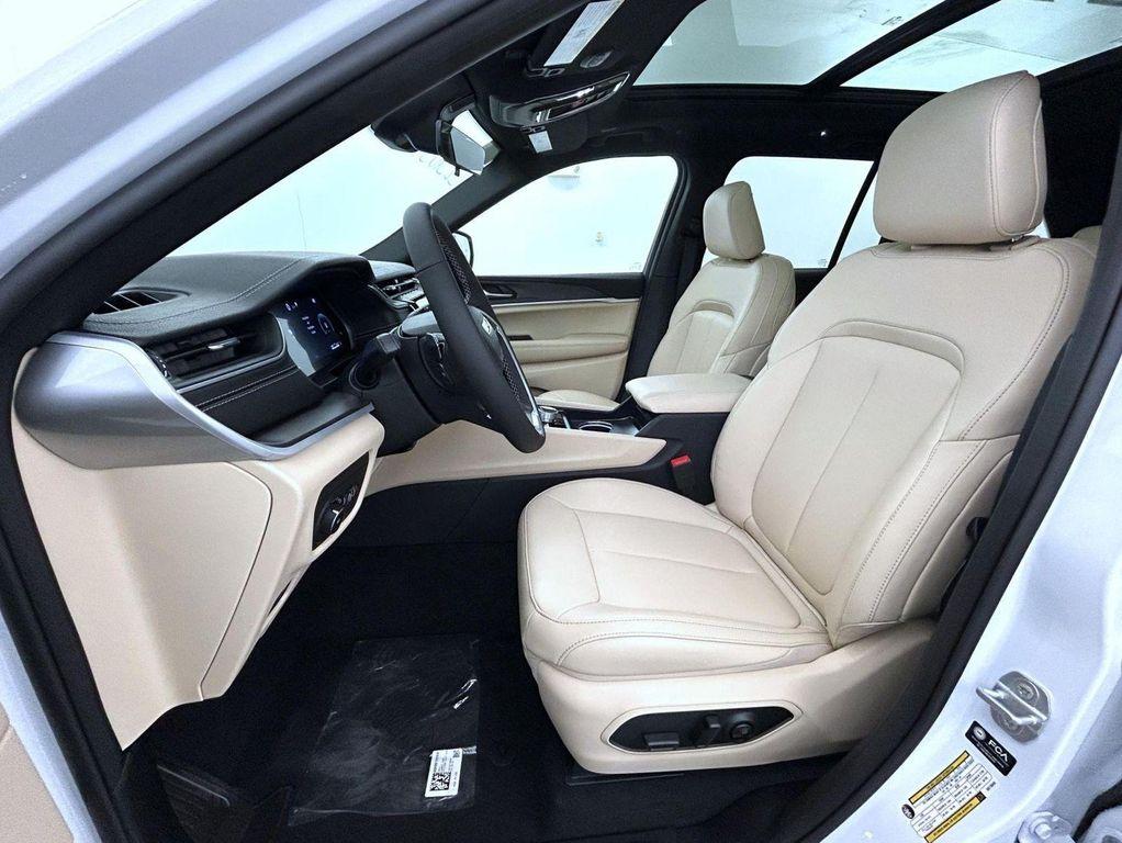 new 2025 Jeep Grand Cherokee car, priced at $43,219