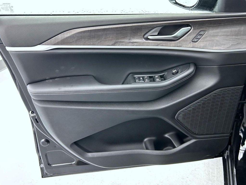 new 2025 Jeep Grand Cherokee car, priced at $42,915
